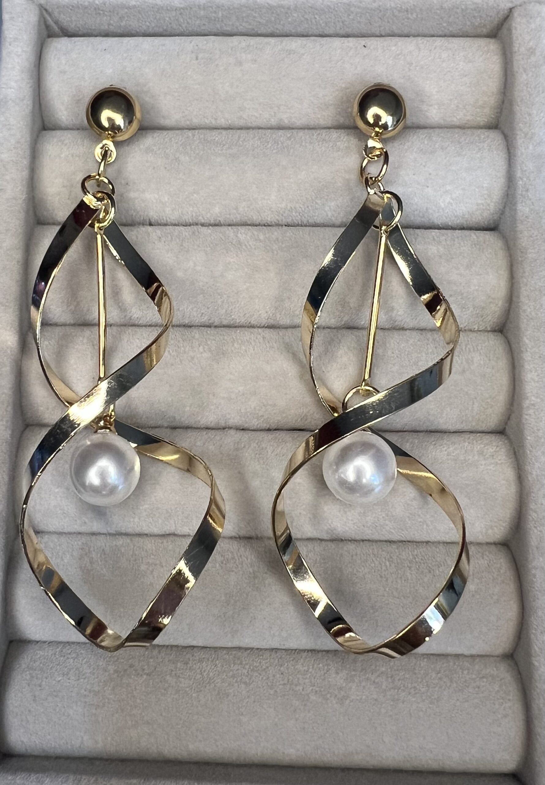 Brinco Longo Espiral Dourado com Pérola