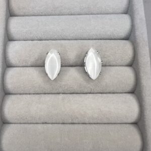 Brinco Olho de Gato Branco