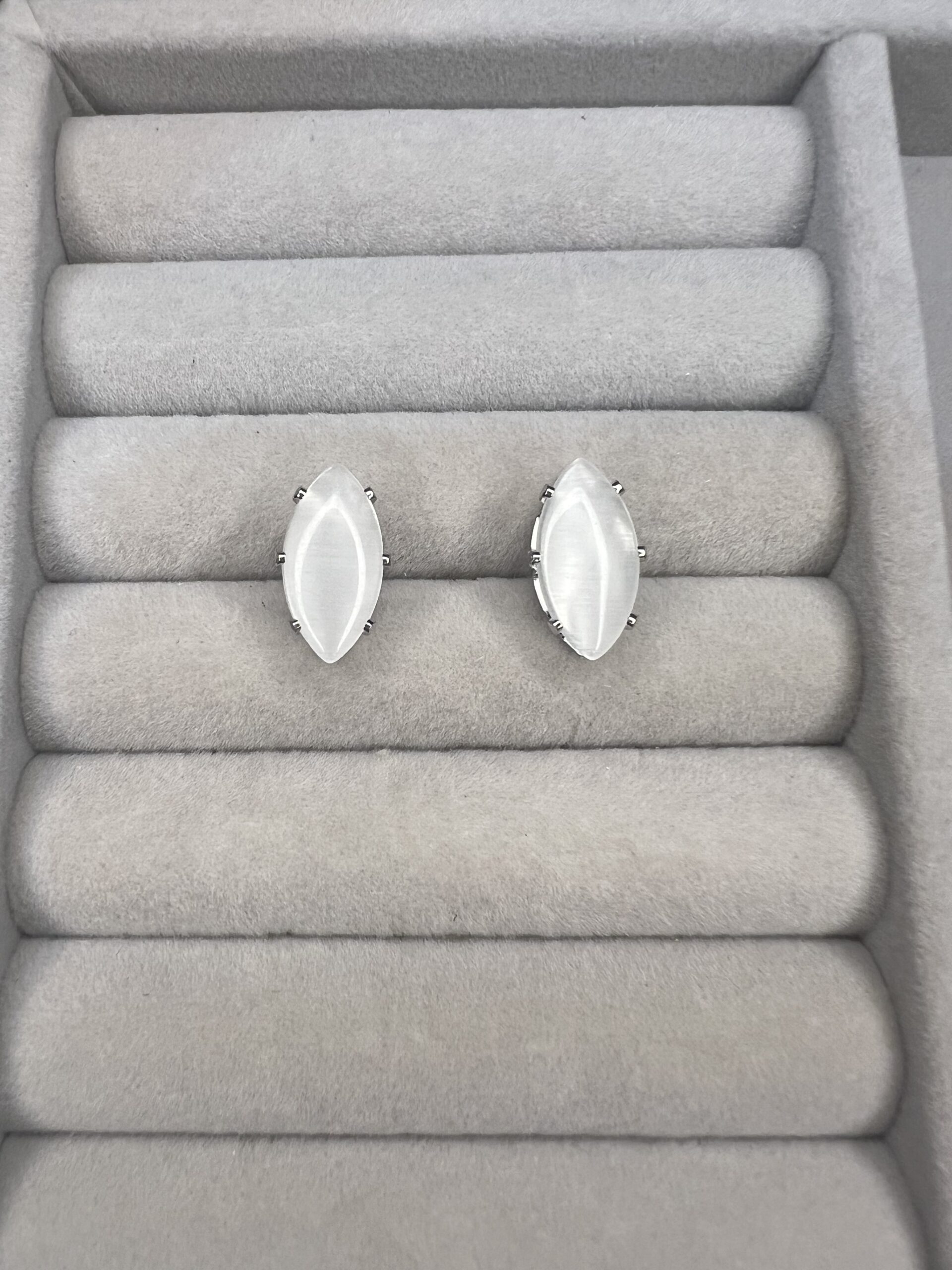 Brinco Olho de Gato Branco